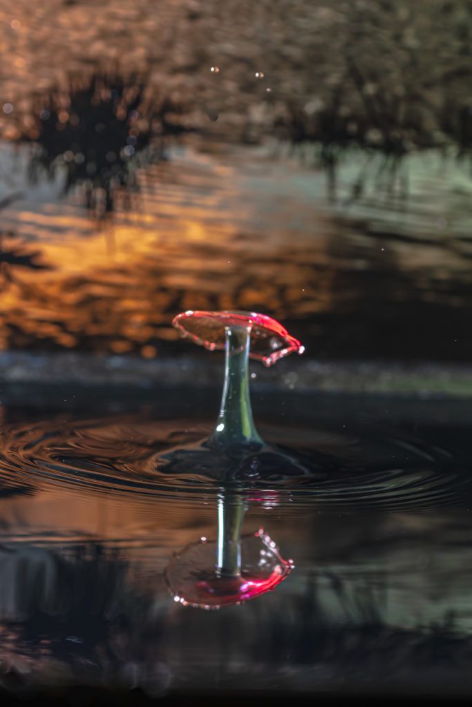 fotografia de gotas de liquidos de color rojo con fondo 