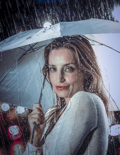 mujer, retrato, lluvia, paraguas transparente, gotas de agua, cristal mojado, día lluvioso, mirada, belleza, moda, fotografía artística, reflejos, humedad, ambiente urbano, primer plano, cabello mojado, luz fría, escena dramática, clima, expresión