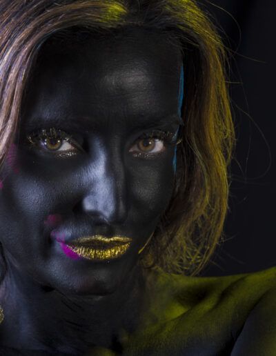 retrato femenino, mujer, maquillaje artístico, body paint, pintura corporal, pintura negra, arte corporal, retrato creativo, fotografía artística, retrato conceptual, belleza, glamour, moda, fashion, maquillaje profesional, labios dorados, maquillaje dorado, contraste, iluminación dramática, estudio fotográfico, fondo oscuro, mirada intensa, ojos marrones, elegancia, misterio, sensualidad, arte contemporáneo, expresión artística, fotografía de moda, retrato de estudio, maquillaje creativo, neón, fluorescente, colores vibrantes, estética moderna, belleza femenina, retrato de belleza, fotografía conceptual, cuerpo pintado, maquillaje fantasía, arte visual, modelo, retrato cercano, fotografía profesional, impacto visual, creatividad, estilo vanguardista, maquillaje de fantasía, fotografía editorial, expresión femenina.
