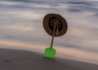 playa, sombrero, pala, mar, arena, costa, verano, vacaciones, agua, olas, movimiento, larga exposición, atardecer, calma, litoral, juguete de playa, paisaje marino, descanso, viaje, fotografía creativa.