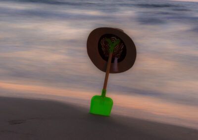 playa, sombrero, pala verde, mar, arena, costa, verano, vacaciones, orilla, olas, movimiento, larga exposición, agua, tranquilidad, atardecer, paisaje marino, litoral, descanso, viaje, fotografía artística, calma.