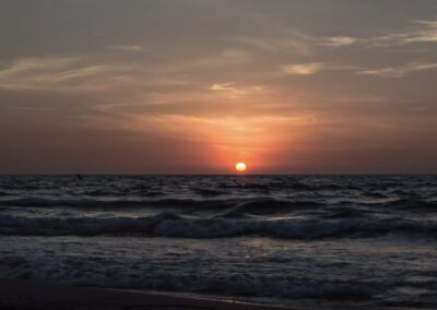 puesta de sol, atardecer, mar, océano, olas, playa, horizonte, cielo naranja, sol, paisaje marino, costa, agua, espuma, luz cálida, naturaleza, calma, crepúsculo, reflejo, litoral, fotografía de paisaje.