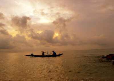 barca, pescador, mar, atardecer, silueta, pesca, océano, cielo dorado, nubes, agua, paisaje marino, calma, costa, viaje, horizonte, luz cálida, escena costera, naturaleza, tranquilidad, fotografía de paisaje.