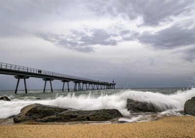 mar, pasarela, costa, olas, rocas, tormenta, cielo nublado, playa, agua, espuma, paisaje marino, litoral, movimiento, larga exposición, nubes, horizonte, naturaleza, dramatismo, temporal, fotografía de paisaje.