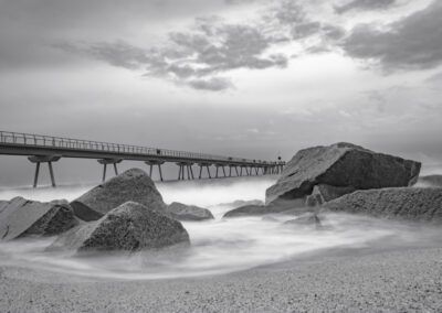 mar, rocas, blanco y negro, monocromo, pasarela, costa, larga exposición, agua sedosa, nubes, paisaje marino, playa, horizonte, textura, contraste, muelle, litoral, serenidad, fotografía artística, paisaje, naturaleza.