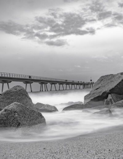 mar, rocas, blanco y negro, monocromo, pasarela, costa, larga exposición, agua sedosa, nubes, paisaje marino, playa, horizonte, textura, contraste, muelle, litoral, serenidad, fotografía artística, paisaje, naturaleza.