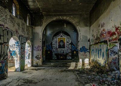 edificio abandonado, ruinas, grafitis, arte urbano, interior, escombros, decadencia, abandono, vandalismo, arquitectura religiosa, exploración urbana, misterio, suciedad, patrimonio deteriorado, oscuridad.