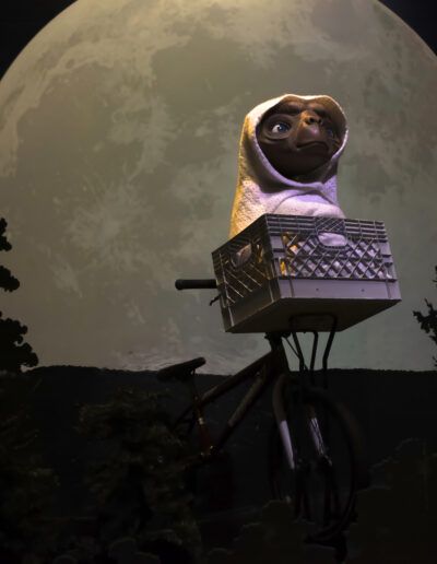 extraterrestre, bicicleta, cesta, luna, noche, silueta, fantasía, cine, escena nocturna, luz dramática, bosque, árboles, misterio, aventura, infancia, imaginación, figura, personaje, ciencia ficción, oscuridad, contraluz, atmósfera, composición artística, nocturno, fotografía creativa.