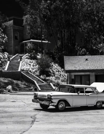 coche clásico, automóvil antiguo, motel, casa victoriana, blanco y negro, cine, escenario, misterio, nostalgia, carretera, Estados Unidos, arquitectura, suspense, ambientación, fotografía u