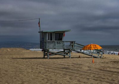 playa, puesto de socorrista, socorrista, caseta, arena, mar, costa, tormenta, cielo oscuro, sombrilla, naranja, bandera, litoral, verano, contraste, paisaje urbano, océano, nubes, vigilancia, fotografía de playa.
