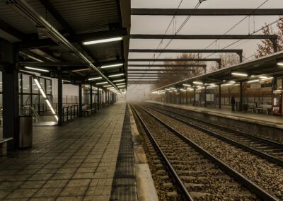 estación de tren, niebla, vías, andén, ferrocarril, transporte, perspectiva, luces, otoño, soledad, viaje, infraestructura, ambiente misterioso, cercanías, amanecer.