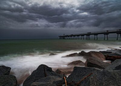 muelle, mar, costa, tormenta, rocas, larga exposición, oleaje, agua sedosa, cielo dramático, nubes, playa, paisaje marino, temporal, embarcadero, horizonte, litoral, atmósfera, naturaleza, fotografía artística, mal tiempo.