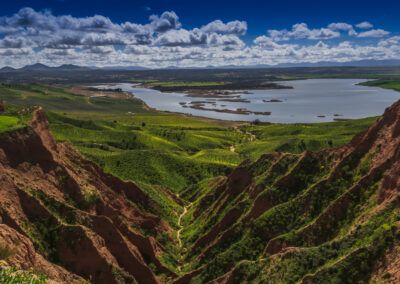 paisaje, barrancos, embalse, lago, montañas, colinas, verde, naturaleza, cielo azul, nubes, panorama, horizonte, valle, agua, campo, tierra rojiza, mirador, paisaje natural, luz natural, primavera, rural, vegetación, fotografía de paisaje, amplitud, profundidad.