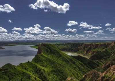 paisaje, embalse, lago, montañas, colinas, barrancos, naturaleza, verde, cielo azul, nubes, panorama, horizonte, valle, agua, campo, vegetación, tierra rojiza, mirador, paisaje natural, luz natural, amplitud, profundidad, fotografía de paisaje, rural, contraste.
