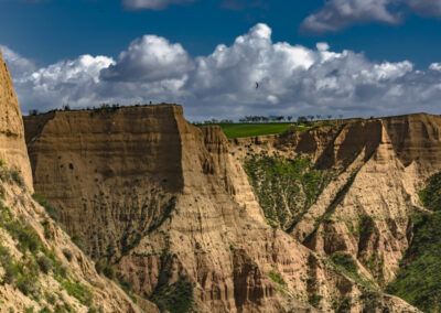 barrancos, cárcavas, erosión, acantilados, paisaje geológico, tierra, naturaleza, nubes, cielo azul, formaciones rocosas, vegetación, terreno árido, relieve, paisaje español, geología, montaña, primavera, Toledo, Barrancas de Burujón, fotografía de paisaje.