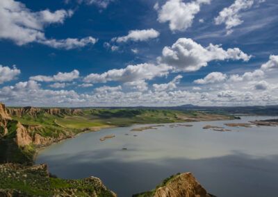 embalse, lago, panorama, barrancos, colinas, naturaleza, agua, cielo azul, nubes, paisaje, acantilados, vegetación, horizonte, primavera, mirador, Toledo, Barrancas de Burujón, embalse de Castrejón, paisaje español, fotografía panorámica.