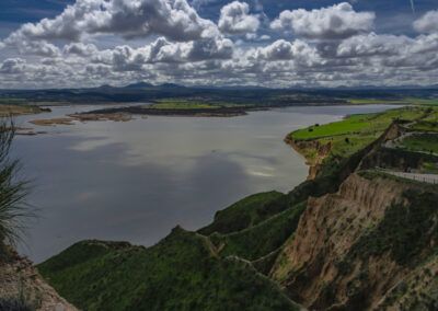 embalse, lago, barrancos, acantilados, paisaje panorámico, colinas verdes, nubes, naturaleza, agua, sendero, mirador, erosión, horizonte, primavera, Toledo, Barrancas de Burujón, embalse de Castrejón, turismo rural, paisaje español, fotografía de viaje.