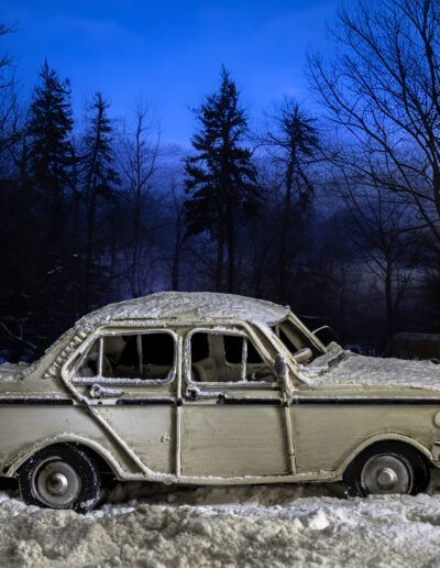 coche abandonado, nieve, invierno, luna, noche, paisaje invernal, automóvil clásico, frío, soledad, abandono, naturaleza, bosque, misterio, azul, helada, congelado, decadencia, nostalgia, vehículo antiguo, silencio, oscuridad, paisaje nocturno, carretera, aventura, climatología, escarcha, fotografía artística, ambiente, montaña, escena cinematográfica