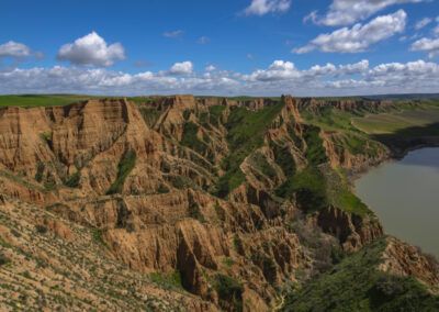 barrancos, cárcavas, embalse, acantilados, erosión, tierra roja, paisaje geológico, naturaleza, agua, vegetación, cielo azul, nubes, relieve, panorama, Toledo, Barrancas de Burujón, embalse de Castrejón, paisaje español, formación natural, fotografía de paisaje.