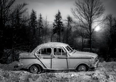 blanco y negro, coche abandonado, nieve, invierno, automóvil clásico, monocromo, nostalgia, melancolía, paisaje invernal, bosque, silencio, abandono, fotografía artística, contraste, dramatismo, soledad, vehículo antiguo, frío, historia, atmósfera, naturaleza, decadencia, escena cinematográfica, nocturno, misterio, minimalismo, documental, paisaje, expresión artística, tiempo