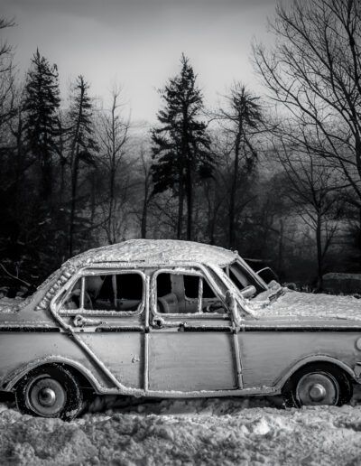 blanco y negro, coche abandonado, nieve, invierno, automóvil clásico, monocromo, nostalgia, melancolía, paisaje invernal, bosque, silencio, abandono, fotografía artística, contraste, dramatismo, soledad, vehículo antiguo, frío, historia, atmósfera, naturaleza, decadencia, escena cinematográfica, nocturno, misterio, minimalismo, documental, paisaje, expresión artística, tiempo