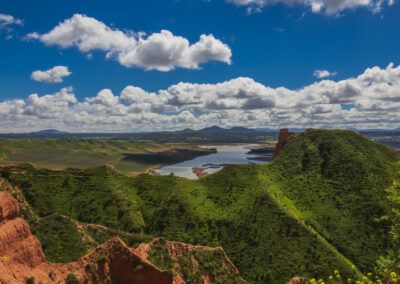 colinas verdes, embalse, lago, paisaje panorámico, naturaleza, cielo azul, nubes, agua, vegetación, primavera, horizonte, mirador, barrancos, Toledo, Barrancas de Burujón, embalse de Castrejón, paisaje rural, turismo, panorama, fotografía de paisaje.