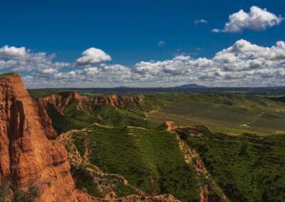barrancos, cárcavas, tierra roja, campos verdes, paisaje rural, erosión, naturaleza, agricultura, nubes, cielo azul, relieve, geología, panorama, primavera, Toledo, Barrancas de Burujón, paisaje español, horizonte, campo, fotografía panorámica.