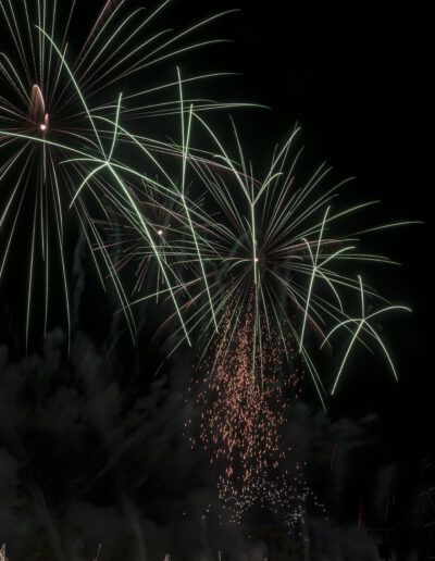 fuegos artificiales, espectáculo, noche, pirotecnia, celebración, verde, luces, explosión, larga exposición, movimiento, fiesta, cielo nocturno, color, energía, entretenimiento, festival, evento, luminosidad, tradición, celebración popular, destellos, fotografía nocturna, arte visual, líneas de luz, alegría, diversión, fuegos artificiales verdes, brillo, verano, festividades