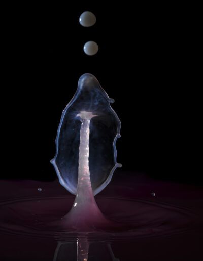 gota de leche, alta velocidad, splash, líquido, fotografía experimental, macro, simetría, precisión, arte líquido, leche, impacto, ciencia, creatividad, forma abstracta, estudio fotográfico, fondo negro, detalle, movimiento congelado, reflexión, escultura líquida, técnica fotográfica, gotas, minimalismo, blanco, elegancia, equilibrio, composición, instantánea, arte contemporáneo, fotografía creativa