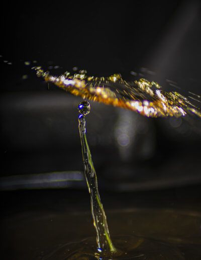 gota de agua, agua, salpicadura, alta velocidad, fotografía de alta velocidad, macro, impacto, reflejo, líquido, movimiento, instante, precisión, detalle, minimalismo, arte abstracto, abstracción, brillo, dorado, luz, iluminación, fondo negro, oscuridad, elegancia, fluidez, dinámica, congelación del movimiento, textura, transparencia, belleza, fotografía artística, creatividad, composición, naturaleza, energía, forma, equilibrio, efecto visual, macrofotografía, agua en movimiento, fotografía experimental, detalle líquido, reflejos luminosos, fondo oscuro, diseño visual, arte moderno, instante perfecto, fotografía conceptual, velocidad, gotas, minimalista