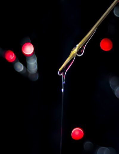 gota, agua, líquido, macro, fotografía artística, minimalismo, precisión, equilibrio, suspensión, instante, detalle, fondo negro, reflejo, bokeh, luz, abstracción, delicadeza, composición minimalista, alta velocidad, creatividad, elegancia, experimento, textura, transparencia, fotografía conceptual, serenidad, contraste, ciencia, arte visual, calma