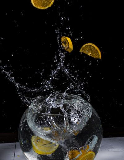 naranja, cítrico, fruta, agua, salpicadura, explosión de agua, alta velocidad, fotografía de alta velocidad, gotas, frescura, bebida, refrescante, vitamina c, rodaja de naranja, fruta fresca, movimiento, impacto, líquido, cristal, pecera, recipiente de vidrio, transparencia, fondo negro, contraste, fotografía gastronómica, fotografía creativa, composición dinámica, energía, verano, saludable, alimentación, jugo, zumo, naturaleza, color naranja, congelación del movimiento, splash, fotografía publicitaria, publicidad, detalle, macro, estudio fotográfico, iluminación de estudio, arte visual, fotografía artística, fruta en agua, líquido en movimiento, gotas suspendidas, creatividad, impacto visual, fotografía comercial