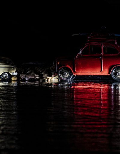 automóvil clásico, coche antiguo, vehículo vintage, noche, reflejos, agua, carretera mojada, nostalgia, encuentro, iluminación dramática, fotografía nocturna, automóvil rojo, coche clásico, historia, viaje, aventura, contraste, oscuridad, cine, escena cinematográfica, miniatura, colección, retro, transporte, vehículo histórico, composición artística, misterio, reflejo, elegancia, arte visual