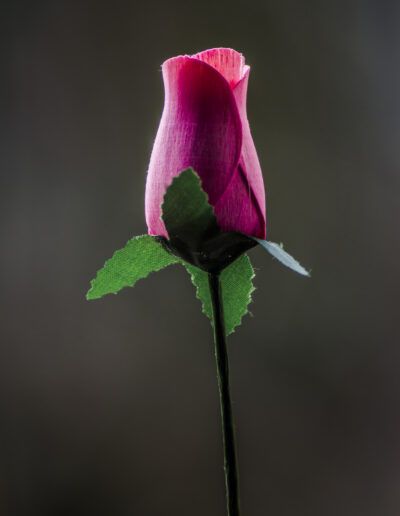 rosa artificial, capullo rosa, flor decorativa, minimalismo, macro, detalle, color rosa, fondo desenfocado, composición simple, floral, decoración, elegante, vertical, objeto aislado, delicadeza