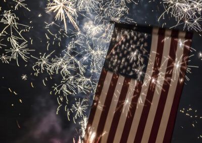 fuegos artificiales, bandera estadounidense, Estados Unidos, celebración, noche, espectáculo, luces, pirotecnia, patriotismo, fiesta nacional, cielo nocturno, independencia, cuatro de julio, estrellas y barras, evento.