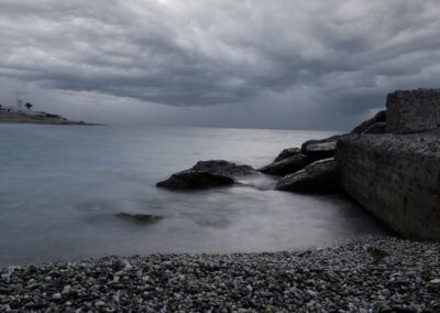 costa, playa de piedras, rocas, mar, tormenta, cielo dramático, nubes, larga exposición, agua sedosa, oleaje, paisaje marino, litoral, temporal, horizonte, naturaleza, atmósfera, mal tiempo, calma, fotografía artística, costa mediterránea.