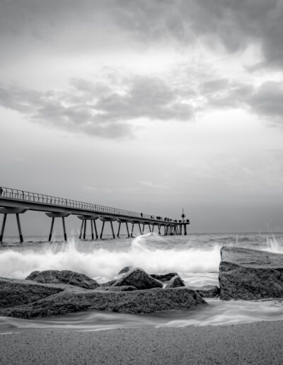 mar, olas, pantalán, tormenta, rocas, blanco y negro, costa, cielo dramático, agua, paisaje marino, larga exposición, espuma, temporal, horizonte, fotografía de paisaje.