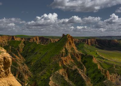 colinas, barrancos, ruinas, paisaje rural, naturaleza, erosión, tierra rojiza, vegetación, cielo, nubes, relieve, campo, patrimonio, paisaje español, primavera, Toledo, Barrancas de Burujón, agricultura, senderismo, fotografía panorámica.