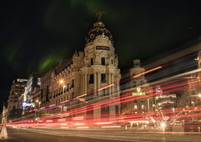 Madrid, edificio Metrópolis, Gran Vía, larga exposición, luces rojas, tráfico nocturno, arquitectura histórica, ciudad, noche, paisaje urbano, movimiento, centro de Madrid, turismo, iluminación, velocidad.