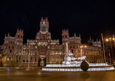 Palacio de Cibeles, Fuente de Cibeles, Madrid, Plaza de Cibeles, noche, iluminación, arquitectura monumental, patrimonio, fuente, escultura, turismo, edificio histórico, paisaje urbano, centro de Madrid, España.