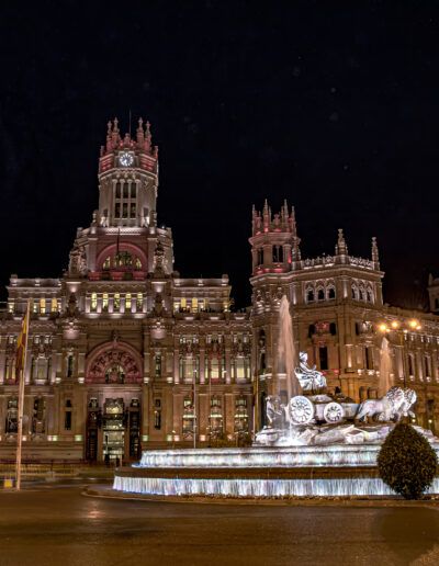 Palacio de Cibeles, Fuente de Cibeles, Madrid, Plaza de Cibeles, noche, iluminación, arquitectura monumental, patrimonio, fuente, escultura, turismo, edificio histórico, paisaje urbano, centro de Madrid, España.