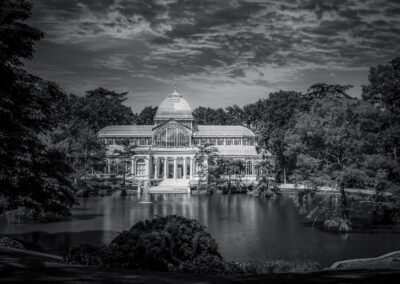 Palacio de Cristal, parque del Retiro, Madrid, blanco y negro, estanque, reflejo, arquitectura, paisaje, monumento, jardín histórico, larga exposición, naturaleza, simetría, tranquilidad, patrimonio.