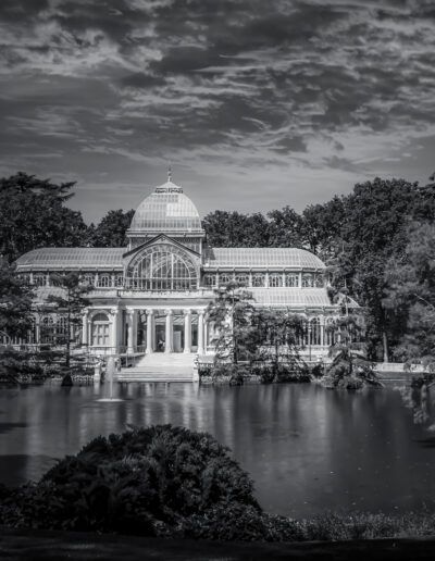 Palacio de Cristal, parque del Retiro, Madrid, blanco y negro, estanque, reflejo, arquitectura, paisaje, monumento, jardín histórico, larga exposición, naturaleza, simetría, tranquilidad, patrimonio.