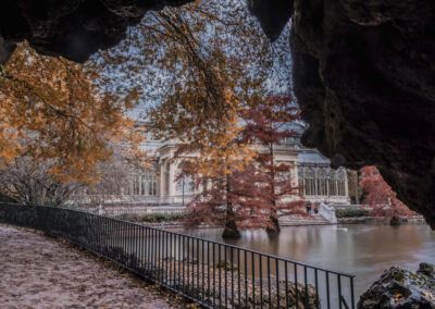 Palacio de Cristal, otoño, parque del Retiro, Madrid, hojas naranjas, paisaje otoñal, estanque, arquitectura, naturaleza, reflejo, jardín histórico, colores cálidos, turismo, monumento, tranquilidad.