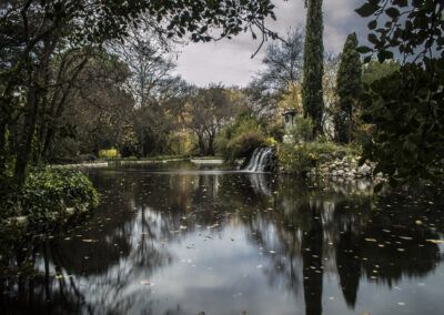 estanque, lago, cascada, agua, reflejos, larga exposición, naturaleza, jardín, parque, otoño, hojas, árboles, vegetación, paisaje, tranquilidad, calma, jardín histórico, Madrid, Parque del Capricho, fotografía artística.