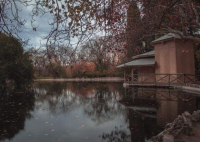 casa de madera, pabellón, estanque, arquitectura, jardín, parque, otoño, hojas rojas, reflejos, agua, paisaje, naturaleza, árboles, ambiente romántico, tranquilidad, Madrid, Parque del Capricho, edificio histórico, vegetación, fotografía artística.