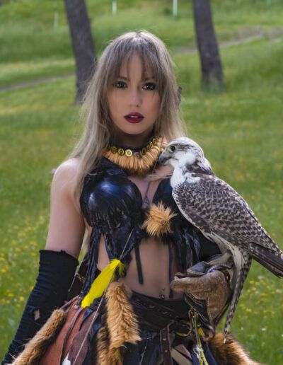 mujer, retrato, ave rapaz, halcón, cetrería, naturaleza, vestuario fantástico, plumas, bosque, mirada, aventura, fantasía, personaje, fauna, aire libre.