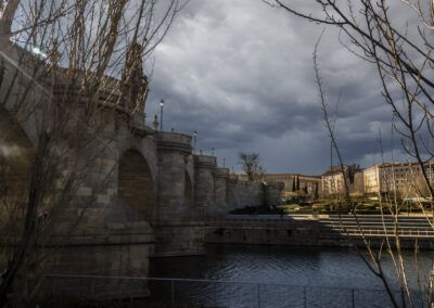 puente histórico, puente de piedra, arquitectura, monumento, Madrid, Puente de Toledo, río Manzanares, cielo tormentoso, nubes, paisaje urbano, patrimonio, arcos, piedra, ciudad, historia, arquitectura española, luz dramática, parque urbano, larga exposición, fotografía urbana