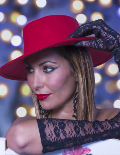 mujer, sombrero rojo, guantes de encaje, retrato, moda, elegancia, glamour, luces desenfocadas, bokeh, labios rojos, maquillaje, accesorios, pose, fotografía de estudio, sofisticación.