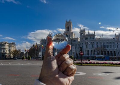 Madrid, Palacio de Cibeles, esfera de cristal, fotografía creativa, reflejo, inversión, arquitectura, cielo azul, plaza de Cibeles, monumento, turismo, paisaje urbano, perspectiva, composición, España.